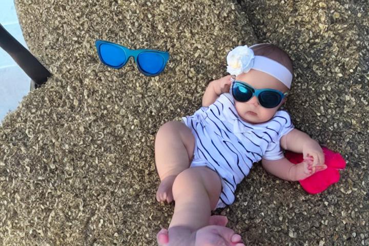 Minkä ikäisenä vauva saa käyttää aurinkolaseja?